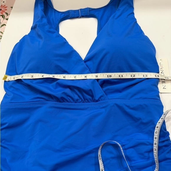 Jantzen
Women's Jewel Solid Portrait Back One Piece Swimsuit Size 12 NWT - Picture 6 of 11